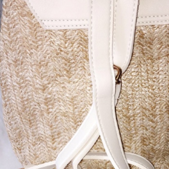 LAST ONE! 🔥 Double Buckle Straw Backpack - Picture 5 of 6